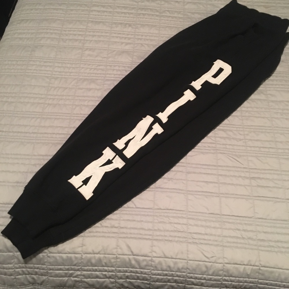VS Pink Size Medium Black Loose Fitting Sweatpant